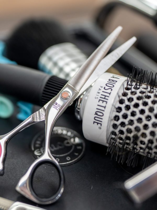 Coiffure-stylein-ruswil-haare-faerben-schere-buerste-klammern
