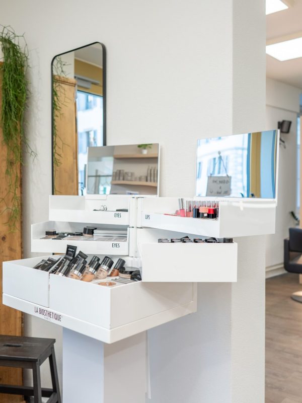 Coiffure-stylein-ruswil-Makeup-tisch-salon-spiegel